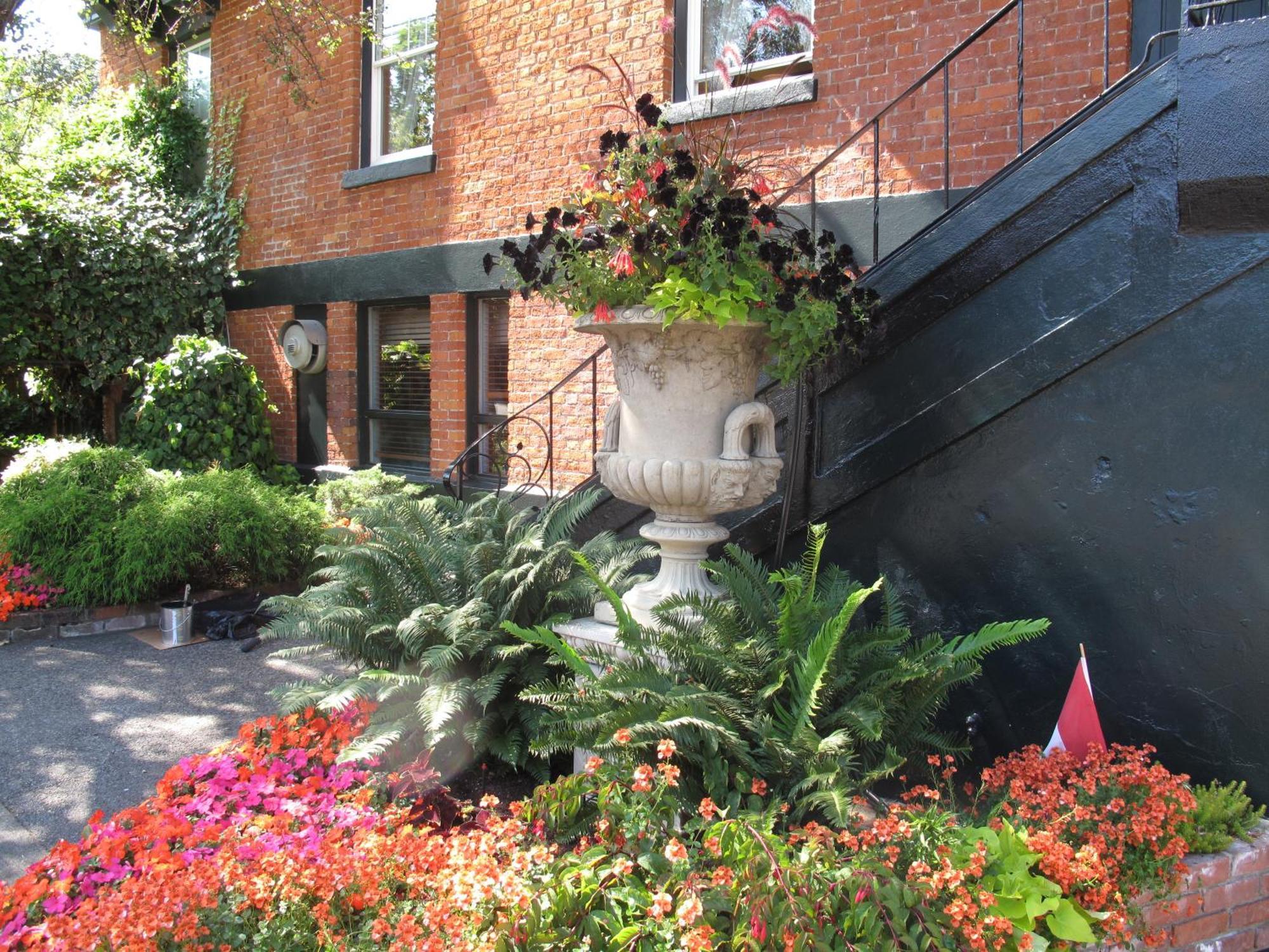 James Bay Inn Hotel, Suites & Cottage فكتوريا المظهر الخارجي الصورة